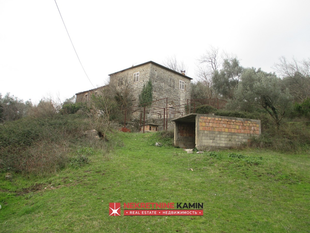 Veliki plac 9.000m2 sa starom kućom, Mrčevac, Tivat